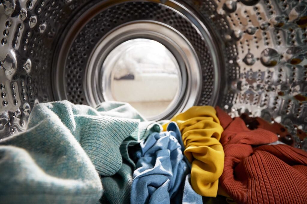 view-looking-out-from-inside-washing-machine-fille-7JNB2SD.jpg